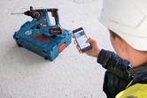 Bosch 공구를 사용하는 작업자.