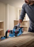 Bosch GHO 185-LI 무선 플래너로 목재 표면을 매끄럽게 다듬습니다.