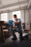 목재 표면 샌딩에 사용되는 Bosch GBS 750 벨트 샌더입니다.