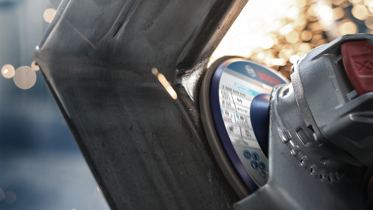 PRO X571 플랩 디스크, 직선, 125mm, G40, X-Lock 각도 분쇄기로 금속을 절단하면 접촉 지점에서 불꽃이 튀는 현상.