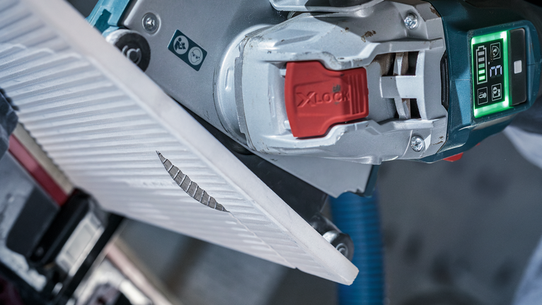 PRO Ceramic X-Lock 다이아몬드 디스크, 125 x 22.23mm, 22.23mm 각도 분쇄기는 표시된 선을 따라 세라믹 타일을 자릅니다.