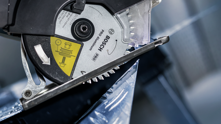 원형 톱날로 금속판을 자르는 작업입니다.