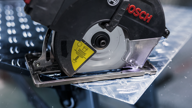 원형 톱으로 금속판을 절단합니다.