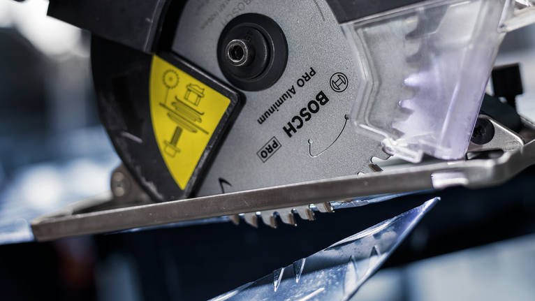 원형 톱날로 금속판을 자르는 작업입니다.