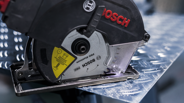 원형 톱으로 금속판을 절단합니다.