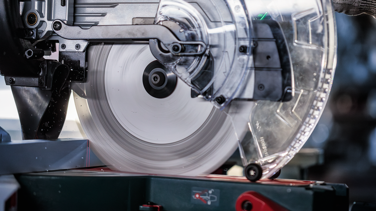 PRO Aluminium cordless 원형 톱날, 254 x 2.4 x 30mm 보호 가드를 사용하여 금속을 자르기 위해 원형 톱날을 회전시킵니다.