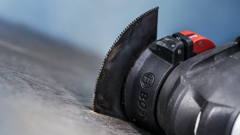 PRO ACZ 85 EIB 멀티커터 날, 85mm 어두운 표면을 절단하는 직선 칼날이 달린 진동식 멀티툴입니다.