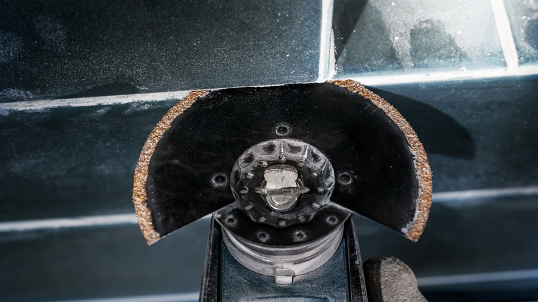 PRO ACZ 85 RT3 멀티커터 날, 85 x 2.5mm 마모된 연마날이 달린 절단 도구로 세라믹 타일을 자릅니다.