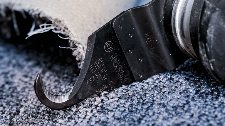 PRO ASZ 32 SC 멀티커터 날, 24 x 11mm 진동하는 절단 도구가 질감이 있는 바닥을 따라 카펫을 다듬습니다.