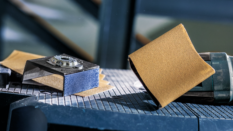 PRO AUZ 70 G 프로파일 샌더, 70 x 65mm, 5개 작업대 위에 샌딩 시트를 놓은 디테일 샌더.