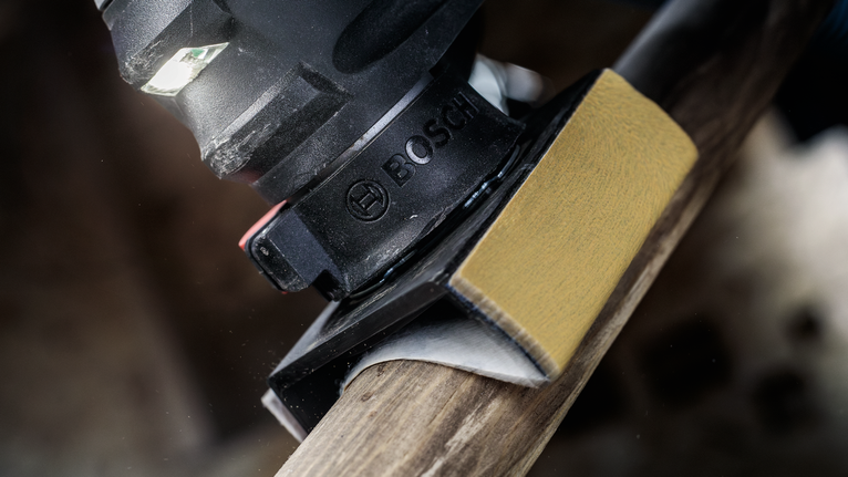 곡면의 나무 표면을 매끄럽게 다듬는 디테일 샌더입니다.