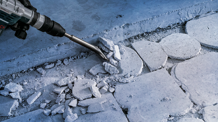 건설 현장에서 콘크리트 타일을 부수는 철거 도구입니다.