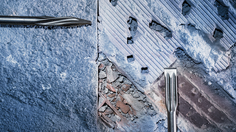 PRO SDS max-5C 포인트 치즐 400mm 철거 작업 중 콘크리트와 벽돌 벽에 끌이 박혀 있습니다.