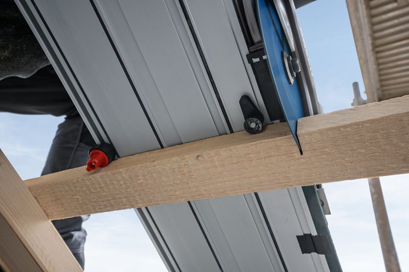 건설 현장에서 나무 들보를 자르는 트랙톱.