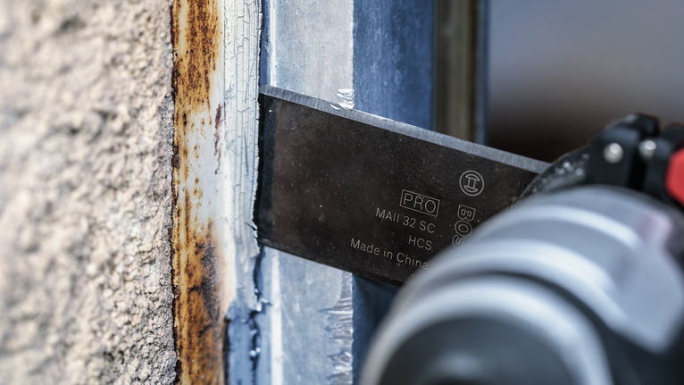 금속 프레임에서 녹을 제거하는 진동 도구 블레이드입니다.