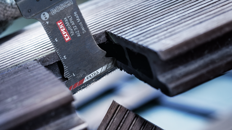 홈이 있는 합성 데크를 절단하는 진동식 멀티툴 블레이드입니다.