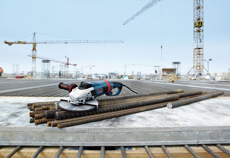 철근에 각도 그라인더를 사용합니다.