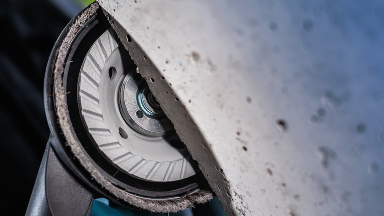 다이아몬드 절단 디스크로 콘크리트 표면을 연마합니다.