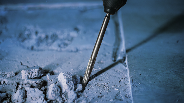 건설 현장에서 콘크리트를 부수는 회전 해머.