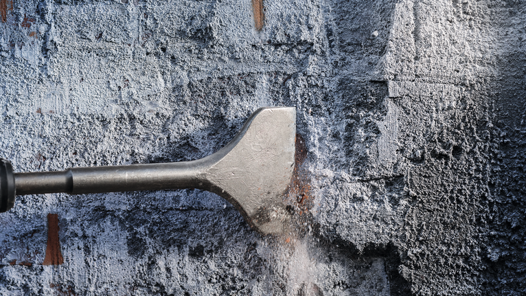 거친 벽면에서 콘크리트를 제거하는 끌 도구입니다.