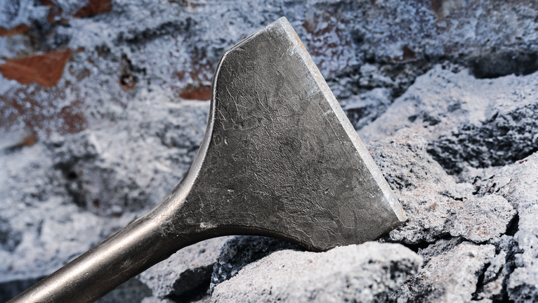 끌로 거친 콘크리트 잔해를 뚫고 나갑니다.