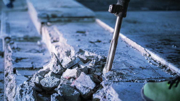 건설 현장에서 콘크리트를 부수는 철거 망치.