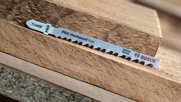 단단한 나무 조각 위에 놓인 퍼즐 칼날.