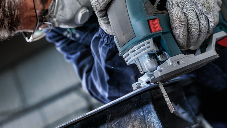 PRO Metal medium T121AFC 직쏘날, 92mm, 5개 안전 장비를 착용한 사람이 퍼즐을 사용해 금속을 자릅니다.