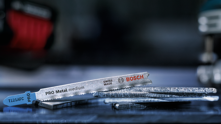 PRO Metal medium T121AFC 직쏘날, 92mm, 5개 작업대 위에 놓인 금속 톱날.