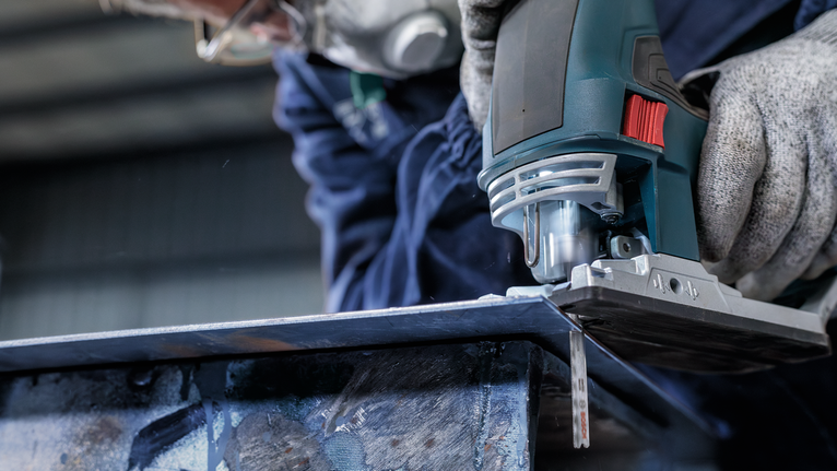 PRO Metal medium T121AFC 직쏘날, 92mm, 5개 안전 장비를 착용한 사람이 퍼즐을 사용해 금속판을 자릅니다.