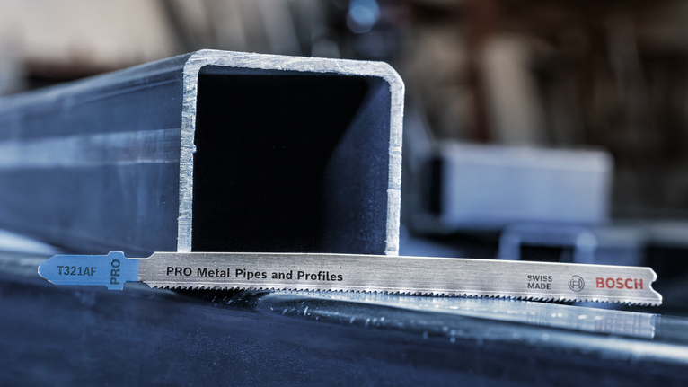 PRO Metal Pipes and Profiles T321AF 직쏘날, 132mm, 5개 금속 채널 옆에 놓인 금속 파이프와 프로파일을 절단하기 위한 톱날입니다.