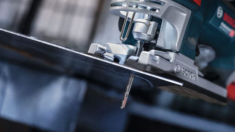 PRO Metal curve T118EOF 직쏘날, 83mm, 5개 작업장에서 퍼즐로 금속판을 자르고 있습니다.