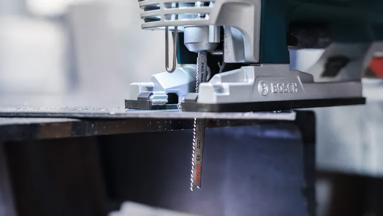 PRO Metal thick and thin T123XF 직쏘날, 100mm, 5개 작업장에서 금속판을 퍼즐로 자르는 모습.