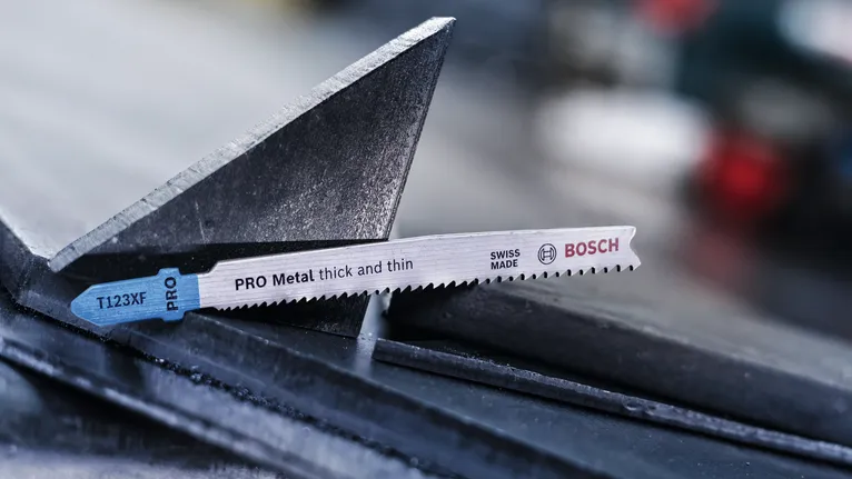 PRO Metal thick and thin T123XF 직쏘날, 100mm, 5개 산업 현장에서 금속 빔 위에 놓인 퍼즐 톱날입니다.
