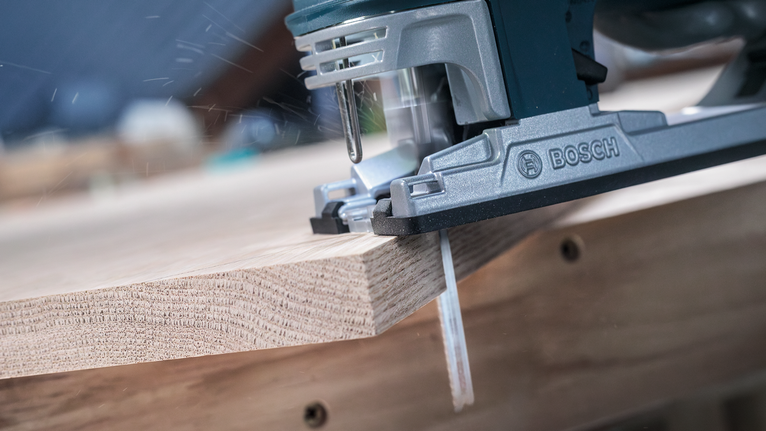 작업장에서 나무판을 퍼즐로 자르고 있는 모습.