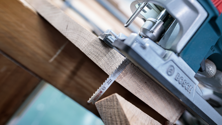 나무판을 정확한 직선으로 자르는 퍼즐입니다.