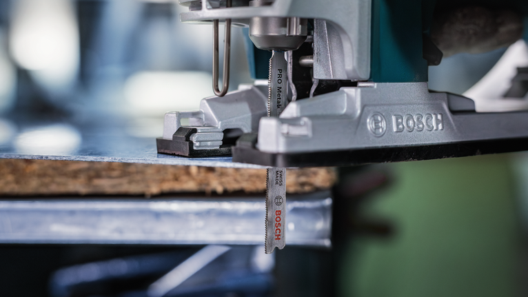 PRO Metal thin T121GFC 직쏘날, 92mm, 5개 작업대 위의 나무 조각을 퍼즐로 자르고 있습니다.