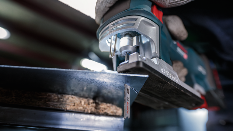 PRO Metal thin T121GFC 직쏘날, 92mm, 5개 안전장비를 착용한 사람이 톱으로 나무를 자릅니다.