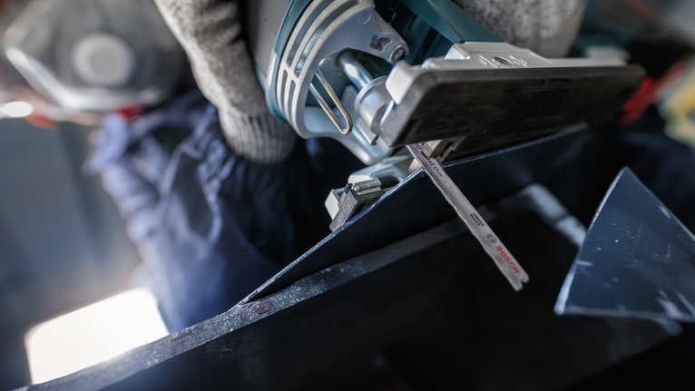 PRO Metal thin T121GFC 직쏘날, 92mm, 5개 안전장비를 착용한 사람이 톱으로 금속을 자릅니다.