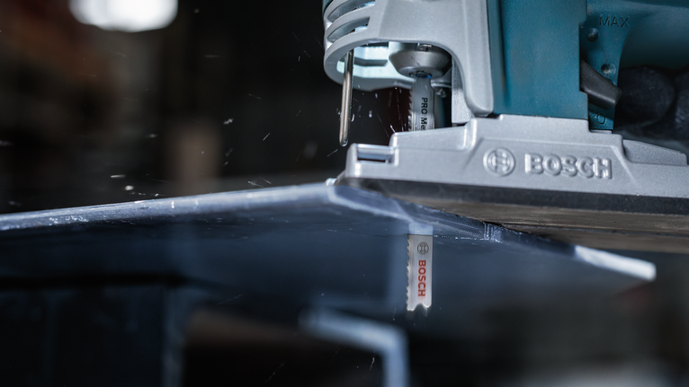 작업장에서 금속판을 퍼즐로 자르는 모습.