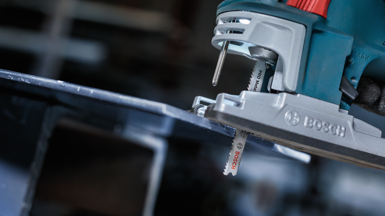 작업장에서 금속판을 퍼즐로 자르는 모습.