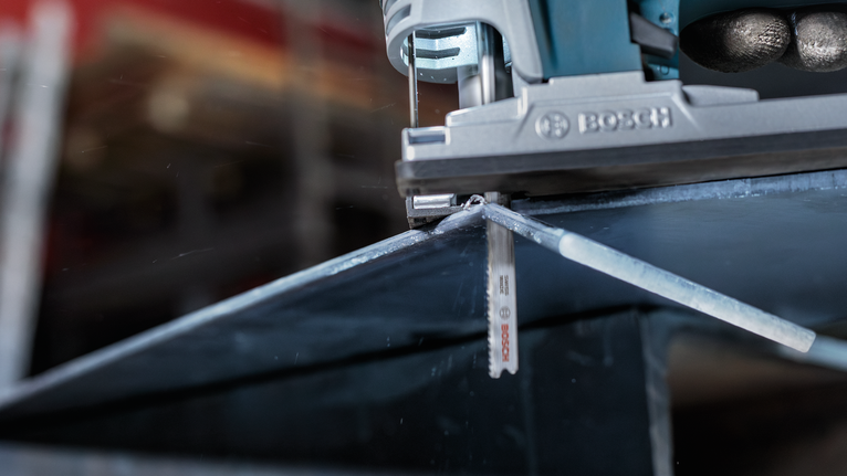 표시된 선을 따라 금속판을 자르는 퍼즐입니다.