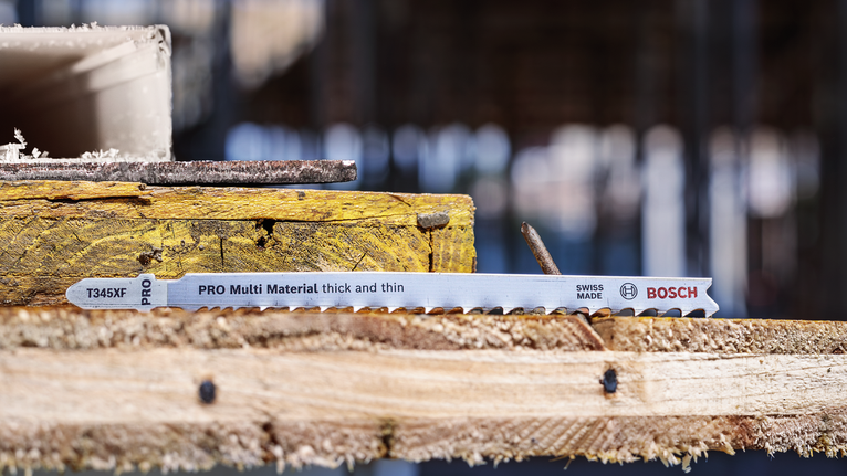 건설 현장에 쌓인 나무 판자 위에 퍼즐 칼날이 놓여 있습니다.