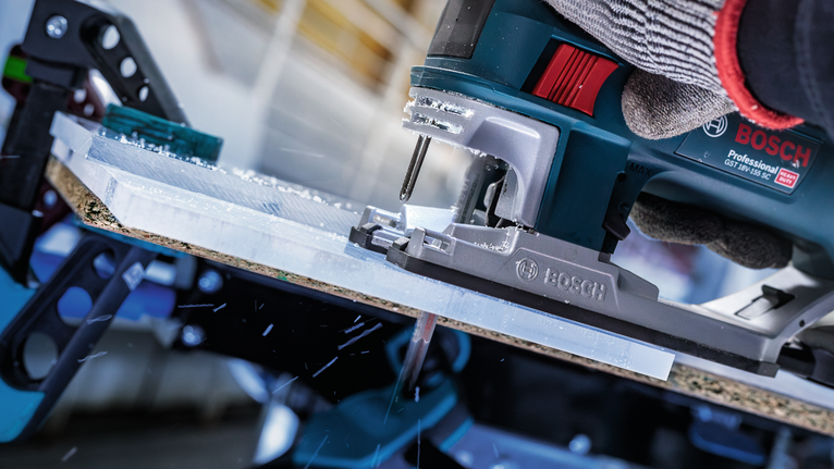 PRO Plastics PMMA clean T102BF 직쏘날, 92mm, 5개 안전장비를 착용한 사람이 퍼즐로 플라스틱 시트를 자릅니다.