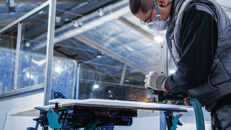 PRO Plastics PMMA clean T102BF 직쏘날, 92mm, 5개 안전 장비를 착용한 사람이 전동 공구를 사용하여 목재 패널을 자르고 있습니다.