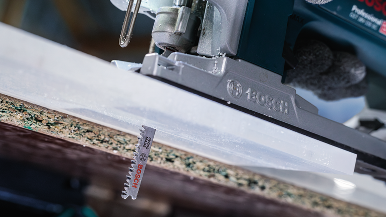 PRO Plastics PMMA clean T102BF 직쏘날, 92mm, 5개 안전장비를 착용한 사람이 퍼즐을 이용해 판자를 자릅니다.