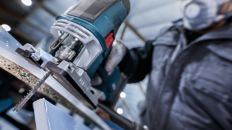 PRO Plastics PMMA clean T102BF 직쏘날, 92mm, 5개 안전 장비를 착용한 사람이 톱을 사용하여 재료를 자르고 있습니다.