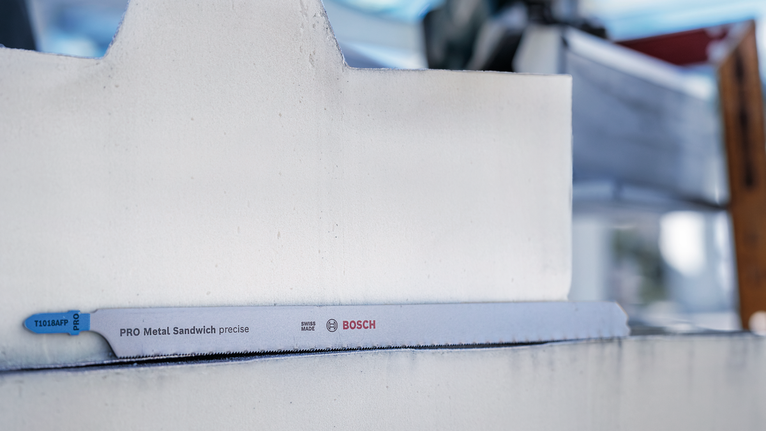 흰색 샌드위치 패널을 자르는 퍼즐 톱날입니다.