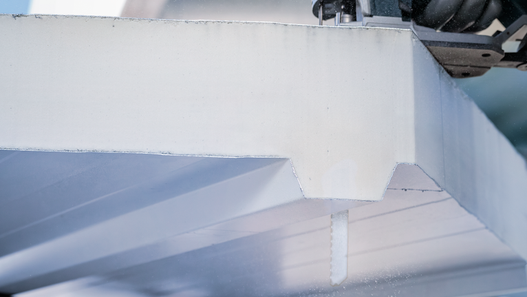 퍼즐은 두꺼운 패널에 정확한 홈을 파는 도구입니다.