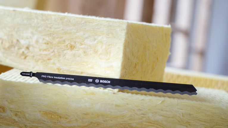 노란색 단열재 위에 톱날을 올려놓았습니다.